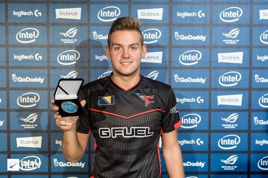 LPL 常规赛每日 TOP5： xqw 主宰岩石阵