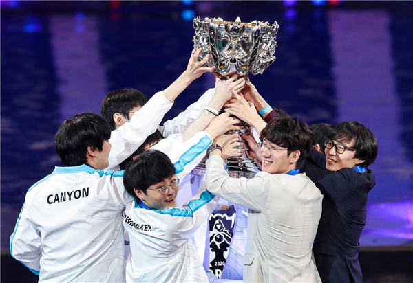 LPL春季赛：Uzi将无缘后续赛场？不但训练赛没打，韩服停止rank了