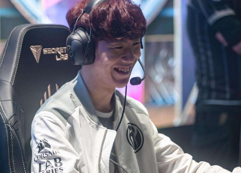 英雄联盟官推发问：15年EDG和18年RNG相遇谁会赢